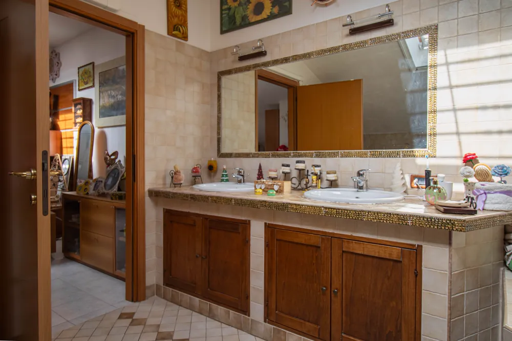 Doppio lavabo in muratura con grande specchio