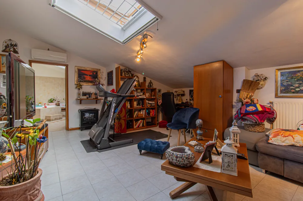 Mansarda con lucernario, zona living e libreria